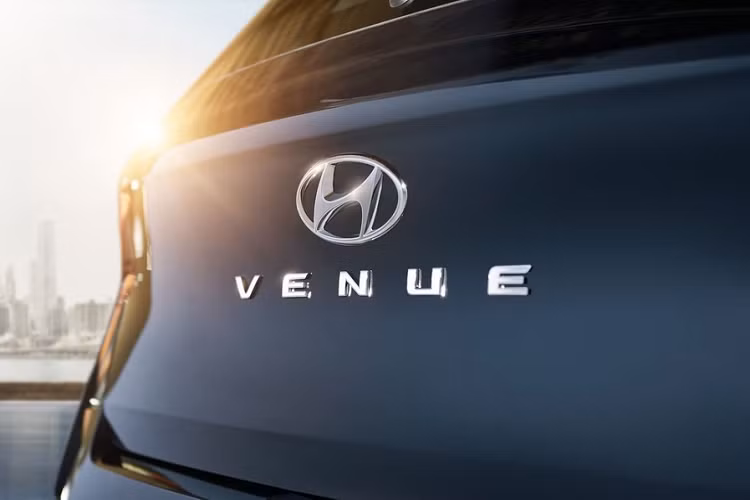 Cuối cùng là những trang bị an toàn như 2 túi khí trước, hệ thống kiểm soát lực kéo, cân bằng điện tử, phanh đĩa 4 bánh, hệ thống chống bó cứng phanh ABS, phân phối lực phanh điện tử EBD và camera lùi tiêu chuẩn. Riêng bản GLS có thêm túi khí bên và túi khí rèm cũng như cảm biến đỗ xe phía sau.