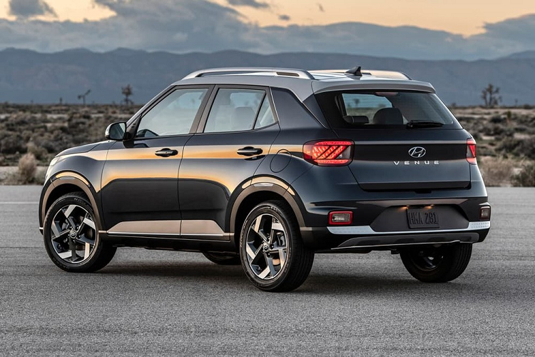 Tại thị trường Philippines, mẫu SUV cỡ B này có 5 màu sơn ngoại thất là xám Cosmic Gray, xanh Denim Blue, cam Lava Orange, đen Phantom Black và trắng Polar White. Giá xe Hyundai Venue 2021 tại Philippines khởi điểm từ 915.000 Peso (439 triệu đồng) cho bản GL và 985.000 Peso cho bản GLS (472 triệu đồng).
