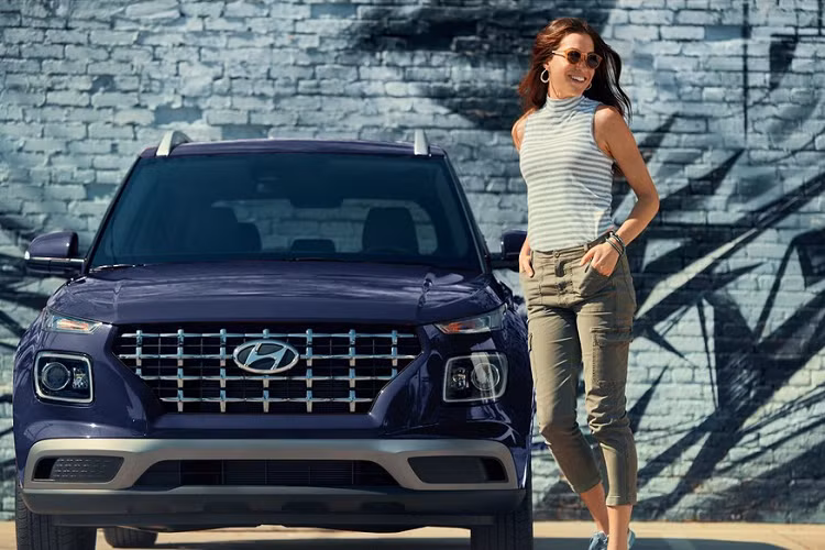 Về thiết kế, Hyundai Venue thế hệ mới sở hữu ngoại hình vuông vắn và thẳng đứng hơn đàn anh Kona. Xe được trang bị lưới tản nhiệt Cascading Grille cỡ lớn phía trước và hệ thống đèn pha 2 tầng. Đèn pha dùng bóng Halogen của Hyundai Venue 2021 được bao quanh bằng dải đèn LED định vị ban ngày vuông vắn.