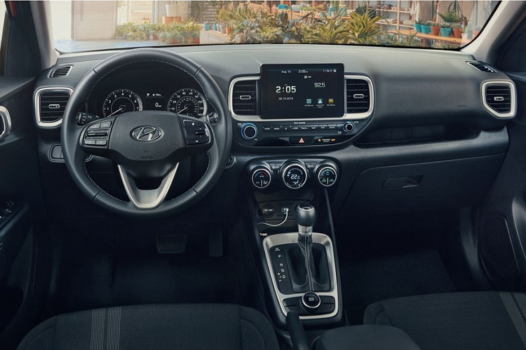 Ngoài ra, Hyundai Venue 2021 còn được trang bị cụm đèn hậu vuông vắn, tạo cảm giác đồng điệu cho thiết kế ngoại thất. Tạo hình bên trong cụm đèn hậu lấy cảm hứng từ chữ "Z" trông khá độc đáo. Tùy vào phiên bản, Hyundai Venue 2021 tại thị trường Philippines sẽ được trang bị bộ vành hợp kim có đường kính 15 inch hoặc 17 inch.