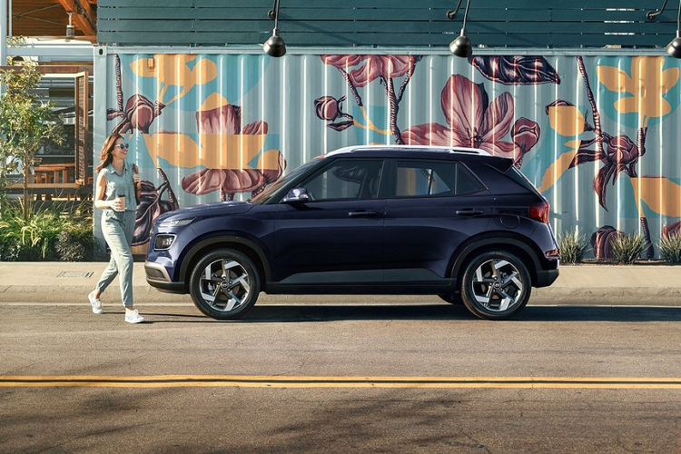 Là mẫu SUV nhỏ nhất của thương hiệu Hyundai tại thị trường Philippines tính đến thời điểm hiện tại, Venue sở hữu chiều dài 4.040 mm, rộng 1.770 mm, cao 1.590 mm và chiều dài cơ sở 2.520 mm. Như vậy, so với đàn anh Kona, Hyundai Venue giá rẻ sẽ ngắn hơn 60 mm, hẹp hơn 35 mm nhưng lại cao hơn 57 mm. Riêng chiều dài cơ sở ngắn hơn 50 mm và chiều cao gầm thấp hơn 15 mm, chỉ còn 170 mm.