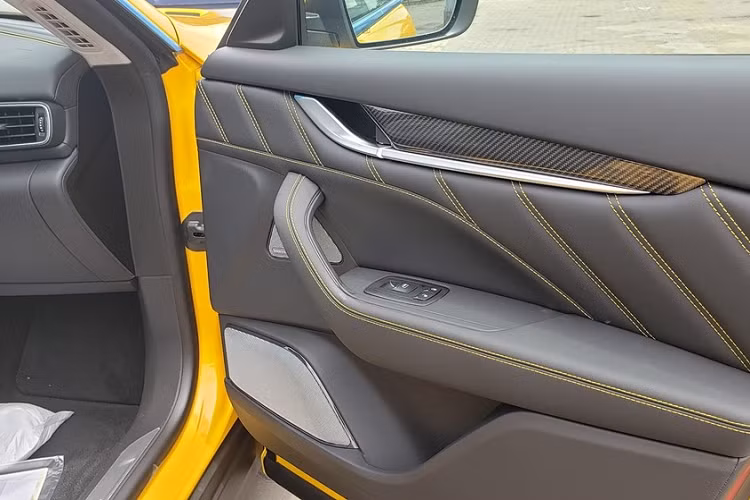 Mẫu SUV hạng sang Levante từng được gọi ví von là cơn gió Địa Trung Hải, còn với Levante Trofeo được Maserati nâng cấp lên thành cơn bão khi lắp động cơ V8 danh tiếng của Ferrari. Chiếc SUV hạng sang Maserati Levante Trofeo chỉ cần thời gian 3,9 giây để tăng tốc từ vị trí xuất phát lên 100 km/h. Còn với bản tiêu chuẩn, xe cần đến thời gian 6 giây để thực hiện việc này. Maserati Levante chỉ đạt vận tốc tối đa 251 km/h, nhưng với Maserati Levante Trofeo được nâng lên con số hơn 304 km/h.