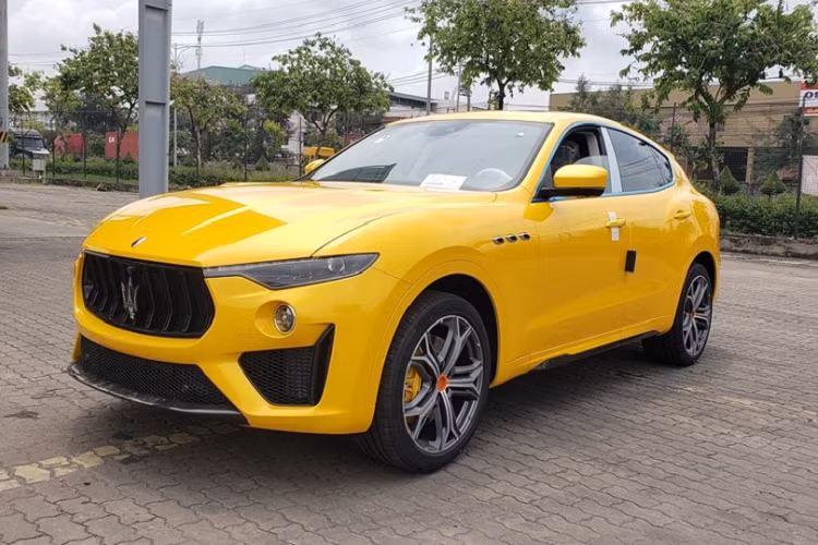 Mới đây, hình ảnh khui công chiếc Maserati Levante Trofeo mới màu vàng độc nhất Việt Nam được chia sẻ lên mạng xã hội với danh tính chủ nhân được đồn đoán chính là doanh nhân Phạm Trần Nhật Minh hay còn gọi là Minh Nhựa đã khiến không ít người yêu xe thích thú.