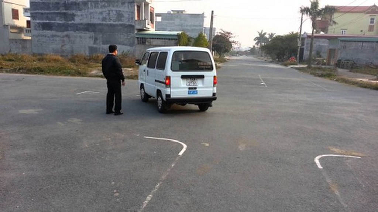 Nhung ky nang lui xe oto an toan tai xe can nam vung-Hinh-5