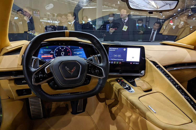 Với những hình ảnh có được, ta có thể thấy mặc dù ra mắt tại Nhật Bản nhưng xe vẫn được trang bị cấu hình tay lái thuận. Điều này có nghĩa Chevrolet chỉ mang đến đây một chiếc xe thể thao Corvette nguyên mẫu nhằm phục vụ sự kiện này. Khi ra mắt vào tháng 8 năm ngoái, hãng xe này cũng đã ngỏ ý sẽ bán chiếc xe này tại nhiều thị trường hơn, kể cả những nơi mà họ sẽ phải thiết kế thêm bản tay lái nghịch.