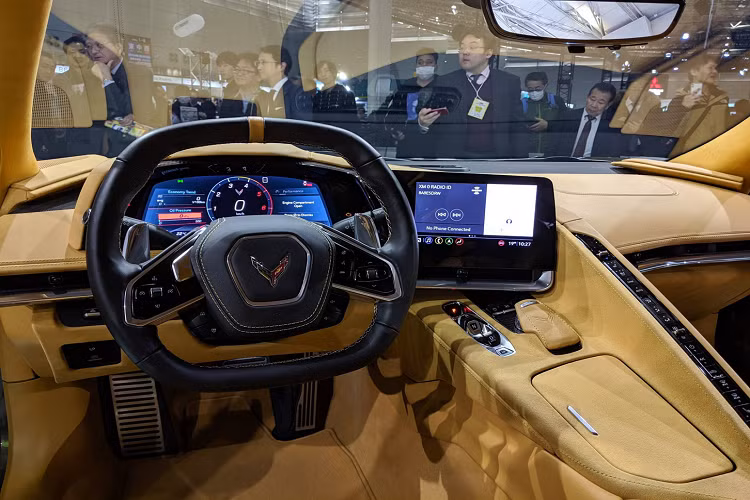 Với những hình ảnh có được, ta có thể thấy mặc dù ra mắt tại Nhật Bản nhưng xe vẫn được trang bị cấu hình tay lái thuận. Điều này có nghĩa Chevrolet chỉ mang đến đây một chiếc xe thể thao Corvette nguyên mẫu nhằm phục vụ sự kiện này. Khi ra mắt vào tháng 8 năm ngoái, hãng xe này cũng đã ngỏ ý sẽ bán chiếc xe này tại nhiều thị trường hơn, kể cả những nơi mà họ sẽ phải thiết kế thêm bản tay lái nghịch.