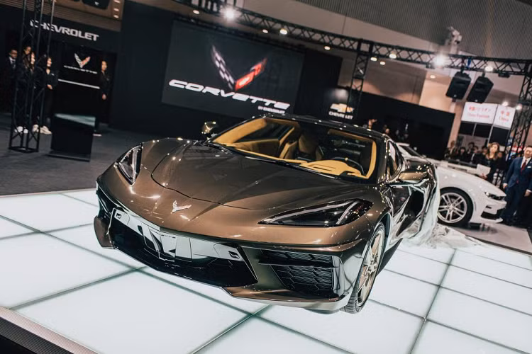 Xuất hiện tại Tokyo Auto Salon 2020, chiếc Chevrolet Corvette C8 mới thế hệ thứ 8 sẽ được trưng bày trong khu vực VIP bên cạnh phiên bản Hertitage Edition của mẫu xe cơ bắp Camaro. Tại thị trường Nhật Bản, chiếc Corvette sử dụng động cơ đặt giữa này đã được cho phép đặt hàng với hai phiên bản là 2LT và 3LT.