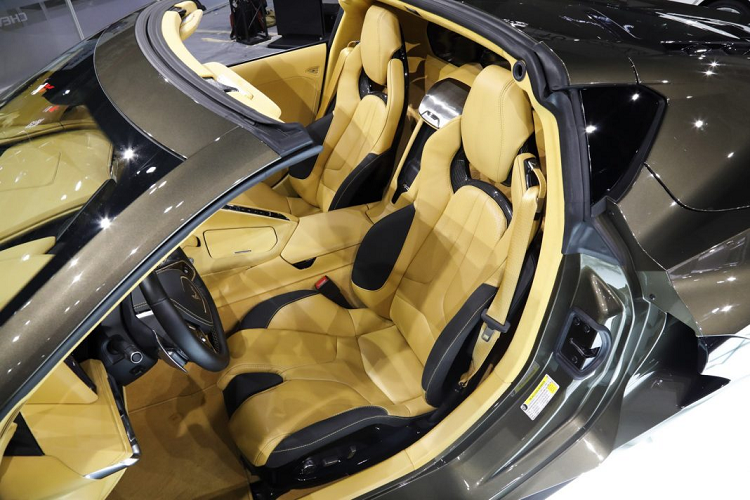 Bên trong, khoang nội thất được bọc da màu be kết hợp cùng nhiều chi tiết màu đen ở bảng táp-lô cũng như viền ghế. Tuy sở hữu thiết kế khoang nội thất hiện đại nhưng đây là một cách phối màu khiến chiêc xe trở nên thể thao và có phần bớt “hung dữ” hơn.