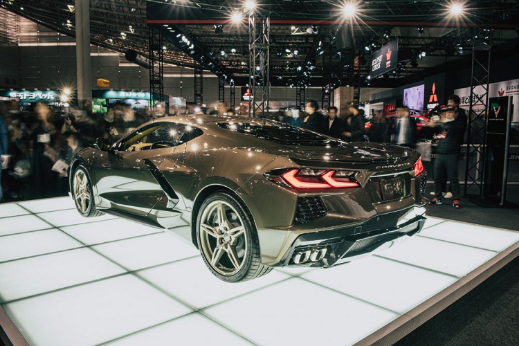 Chiếc xe ra mắt tại thị trường Nhật Bản sở hữu màu sơn nâu ánh kim Zeus Bronze Metallic vô cùng bắt mắt, kết hợp với những chi tiết màu đen ở cản trước, cản sau cũng như viền hốc gió và cánh gió, mâm xe được sơn màu vàng cát.