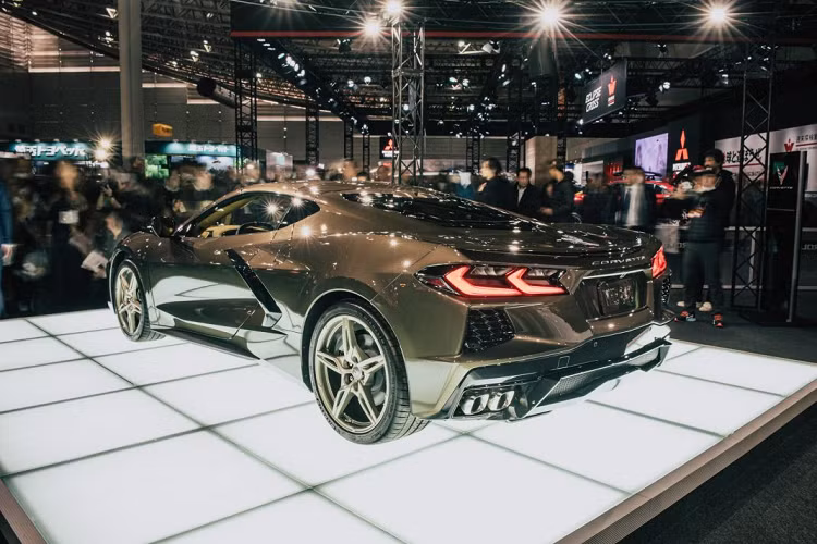 Chiếc xe ra mắt tại thị trường Nhật Bản sở hữu màu sơn nâu ánh kim Zeus Bronze Metallic vô cùng bắt mắt, kết hợp với những chi tiết màu đen ở cản trước, cản sau cũng như viền hốc gió và cánh gió, mâm xe được sơn màu vàng cát.