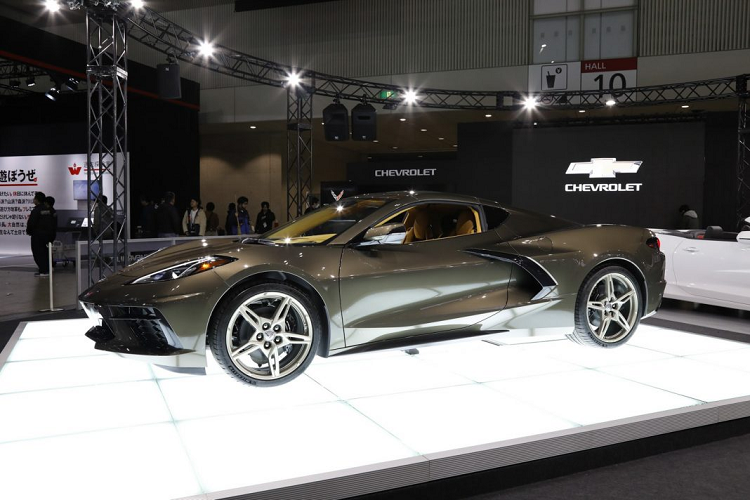 Phía sau khoang lái, chiếc Corvette thế hệ thứ 8 được trang bị khối động cơ V8 hút khí tự nhiên LT2, dung tích 6.2L, có khả năng sản sinh lượng công suất 490 mã lực và đạt mô men xoắn cực đại 630 Nm. Đi cùng động cơ này là hộp số ly hợp kép 8 cấp do Tremec thiết kế và truyền sức mạnh đến 2 bánh sau. Corvette thế hệ thứ 8 có thể đạt tốc độ 100 km/h từ vị trí đứng yên trong chưa đầy 3 giây và tốc độ tối đa đạt hơn 300 km/h.