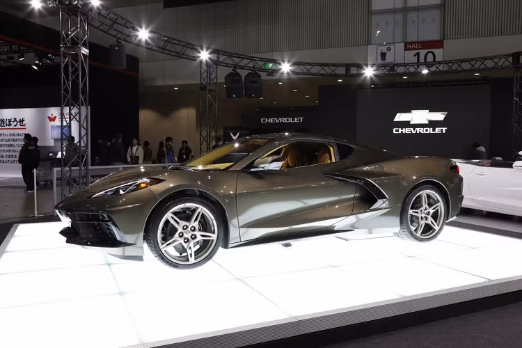 Phía sau khoang lái, chiếc Corvette thế hệ thứ 8 được trang bị khối động cơ V8 hút khí tự nhiên LT2, dung tích 6.2L, có khả năng sản sinh lượng công suất 490 mã lực và đạt mô men xoắn cực đại 630 Nm. Đi cùng động cơ này là hộp số ly hợp kép 8 cấp do Tremec thiết kế và truyền sức mạnh đến 2 bánh sau. Corvette thế hệ thứ 8 có thể đạt tốc độ 100 km/h từ vị trí đứng yên trong chưa đầy 3 giây và tốc độ tối đa đạt hơn 300 km/h.