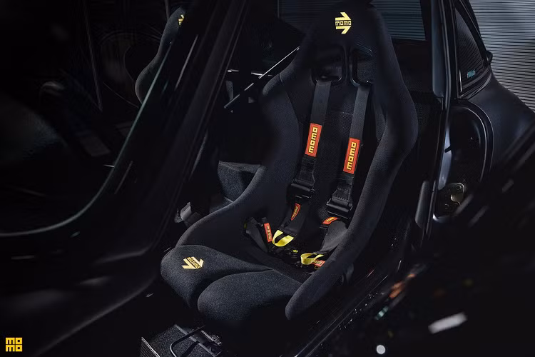 Danh sách các tính năng tiện nghi được trang bị cho mẫu xe offroad này bao gồm bảng đồng hồ tốc độ kỹ thuật số MoTeC, hệ thống loa Focal, bộ amply JL Audio và đài radio Porsche Classic GPS.