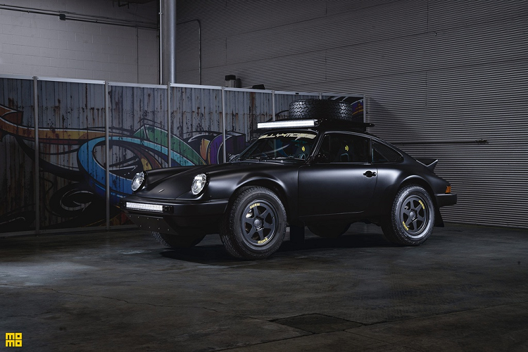 Kiểu dáng coupe 2 cửa đặc trưng của mẫu Porsche 911 đời mới vẫn được giữ lại, màu sơn mới được chọn là đen nhám cho cảm giác mạnh mẽ hơn.