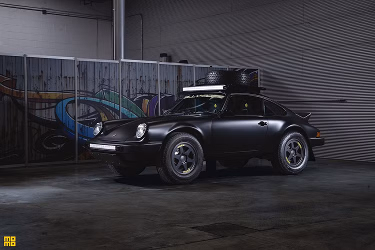 Kiểu dáng coupe 2 cửa đặc trưng của mẫu Porsche 911 đời mới vẫn được giữ lại, màu sơn mới được chọn là đen nhám cho cảm giác mạnh mẽ hơn.