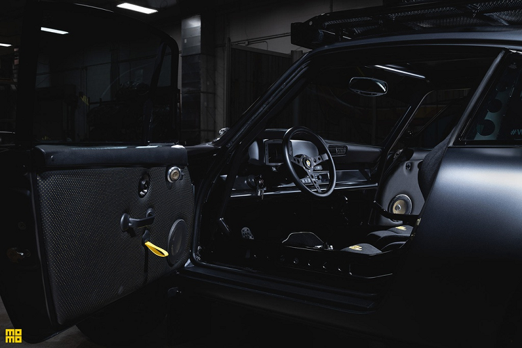 Với hàng loạt những nâng cấp về hiệu năng, trang bị và thiết kế có một không hai, giá xe Porsche 911 Safari bản độ này đang được KMR chào bán với giá 375.000 USD.