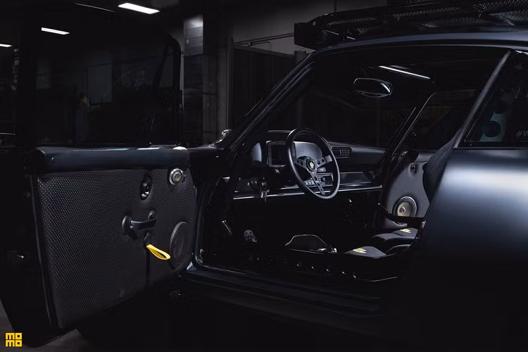 Với hàng loạt những nâng cấp về hiệu năng, trang bị và thiết kế có một không hai, giá xe Porsche 911 Safari bản độ này đang được KMR chào bán với giá 375.000 USD.