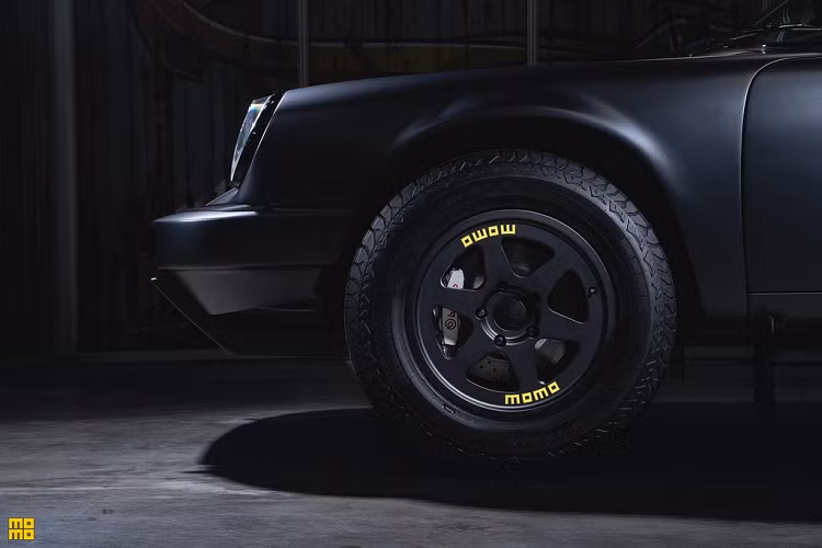 Bộ la-zăng có đường kính 17 inch mang thiết kế 6 chấu đơn của hãng Braid Fuchs và được sơn đen nhám. Đi cùng với đó là bộ lốp BFGoodrich All-Terrain KO2 cỡ 245/65 R17. Các vòm bánh xe cũng được mở rộng để phù hợp với "dàn chân" mới.