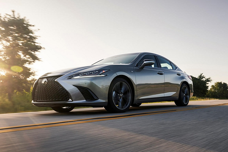 Lần đầu tiên, mẫu xe sang Lexus ES được trang bị hệ dẫn động tất cả các bánh (AWD) trên bản Lexus ES 250 AWD 2021, giúp cải thiện đáng kể lực kéo khi lái dưới mưa, trên mặt tuyết và cát sỏi. Xe sử dụng động cơ 2.5L 4 xi-lanh sản sinh công suất 203 mã lực.