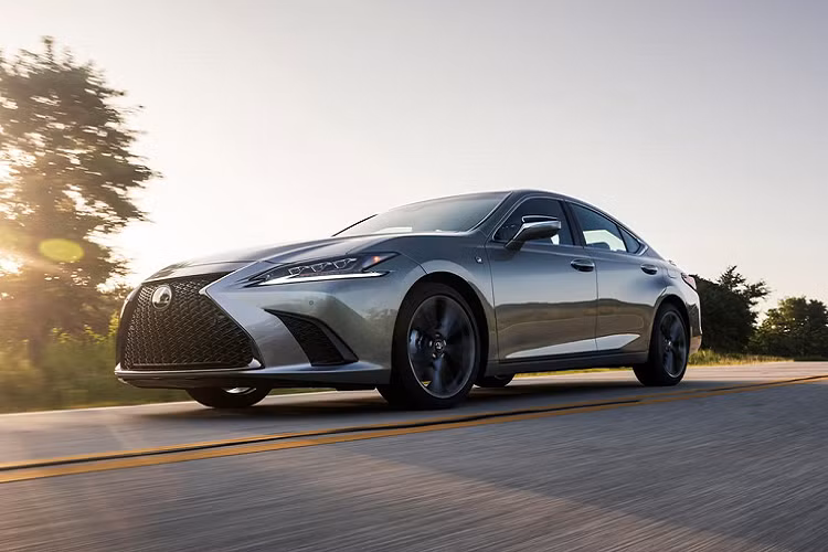 Lần đầu tiên, mẫu xe sang Lexus ES được trang bị hệ dẫn động tất cả các bánh (AWD) trên bản Lexus ES 250 AWD 2021, giúp cải thiện đáng kể lực kéo khi lái dưới mưa, trên mặt tuyết và cát sỏi. Xe sử dụng động cơ 2.5L 4 xi-lanh sản sinh công suất 203 mã lực.