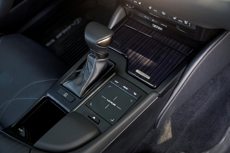 Các tùy chọn động cơ của Lexus ES 350 mới không đổi, vẫn là V6 3.5L cho công suất 302 mã lực và 362 Nm, đi cùng hộp số tự động 8 cấp. Bản hybrid Lexus ES 300h mới kết hợp động cơ xăng 2.5L 4 xi-lanh với 1 môtơ điện cho công suất tổng cộng 215 mã lực và 207 Nm.