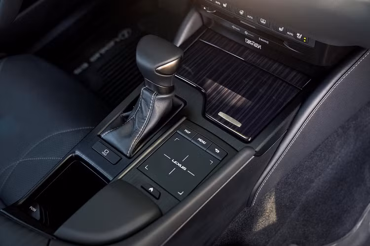 Các tùy chọn động cơ của Lexus ES 350 mới không đổi, vẫn là V6 3.5L cho công suất 302 mã lực và 362 Nm, đi cùng hộp số tự động 8 cấp. Bản hybrid Lexus ES 300h mới kết hợp động cơ xăng 2.5L 4 xi-lanh với 1 môtơ điện cho công suất tổng cộng 215 mã lực và 207 Nm.