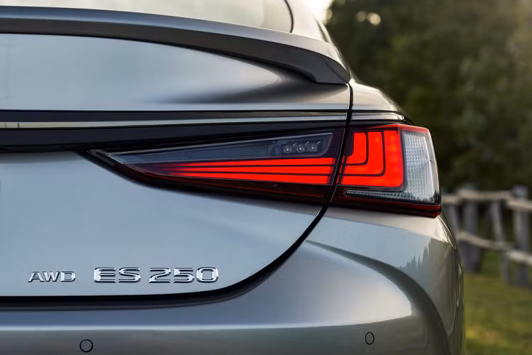 Với mức tiêu hao nhiên liệu 8,4 lít/100 km, Lexus ES 250 AWD 2021 tiết kiệm hơn các phiên bản động cơ xăng của sedan Lexus ES.