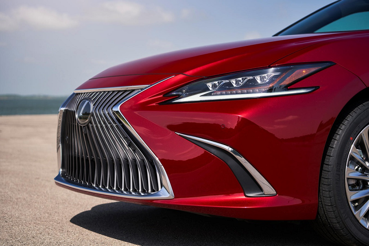 Từ model 2021 trở đi, toàn bộ phiên bản Lexus ES được trang bị tính năng theo dõi điểm mù với trợ giúp cảnh báo giao thông băng cắt phía sau. Ngoài ra, các bản Lexus ES mới cũng được dùng thử dịch vụ Lexus Enform Safety Connect trong 10 năm, ứng dụng Enform Remote của Lexus trong 3 năm, dịch vụ Lexus Enform Wi-Fi trong 3 tháng với dung lượng tối đa 4 GB, cùng với đó là dùng thử dịch vụ kết nối Lexus Enform Service Connect trong 10 năm.