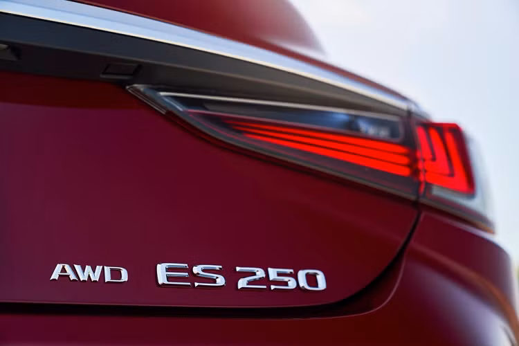 Tất cả phiên bản đều sở hữu hệ thống an toàn tiêu chuẩn Lexus Safety System+ 2.0, gồm tránh va chạm trước, cảnh báo chệch làn đường với trợ giúp giữ làn, kiểm soát hành trình radar động ở mọi dải tốc độ, và trợ giúp đọc biển báo giao thông. Giá xe Lexus ES 250 AWD và ES 350 mới khởi điểm 39.900 USD, bản cao cấp Luxury và Ultra-Luxury lần lượt từ 45.100 USD và 48.900 USD. Trong khi đó, bản Lexus ES F Sport 2021 có giá từ 45.700 USD, bản đặc biệt Black Line Edition từ 46.550 USD. Thời gian giao xe dự kiến từ mùa thu năm nay.