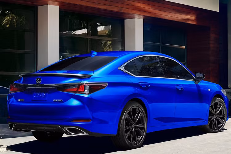 Điều này có được là nhờ hệ thống Torque Control AWD phân bổ trực tiếp 50% lực kéo tới bánh sau khi bánh trước bắt đầu có hiện tượng trơn trượt. Khi không sử dụng, xe sẽ tự ngắt chế độ AWD để tiết kiệm nhiên liệu.