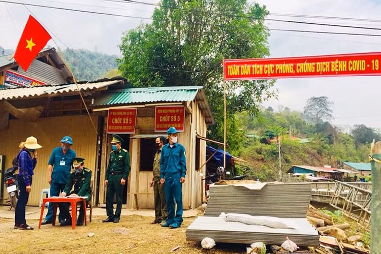 Ngoài việc kiểm soát chặt tại các cửa khẩu, Bộ chỉ huy Bộ đội Biên phòng Nghệ An thành lập 28 chốt kiểm soát tại các đường mòn, lối mở để kịp thời phát hiện, ngăn chặn người xuất nhập cảnh trái phép. Mỗi chốt đều có lực lượng ứng trực 24/24 giờ. 