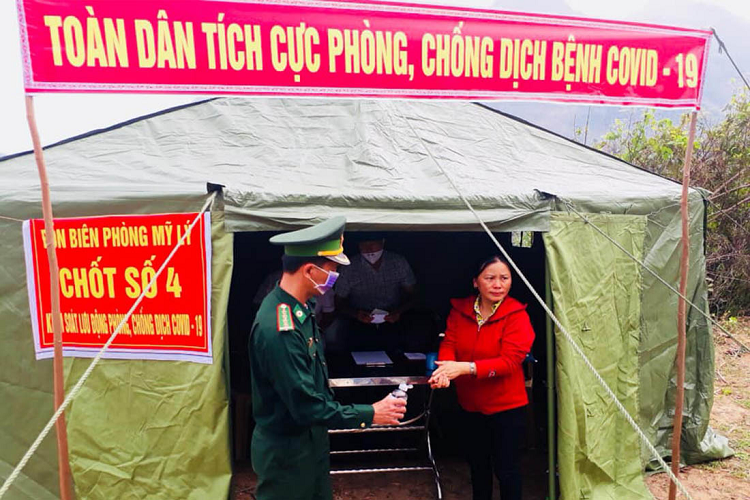 Ngoài kiểm soát tại cửa khẩu, đồn Biên phòng cửa khẩu Nậm Cắn còn thành lập 6 chốt kiểm soát, từ cột mốc 403 đến cột mốc 406, kiểm soát chặt biên giới, không để người dân vượt biên trái phép. Ngày 25/3, Đồn trưởng Đồn Biên phòng Mỹ Lý, Trung tá Nguyễn Sỹ Đức cho biết, đơn vị đã phối hợp với chính quyền 2 xã Mỹ Lý và Bắc Lý (huyện Kỳ Sơn) thành lập 5 tổ, chốt kiểm soát.