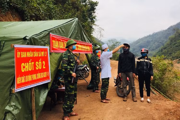 Chiến sĩ biên phòng nơi biên giới Nghệ An giáp nước bạn Lào. Đồn Biên phòng Mỹ Lý phối hợp với chính quyền xã Mỹ Lý và Bắc Lý (huyện Kỳ Sơn) lập chốt kiểm soát, đo thân nhiệt cho người dân