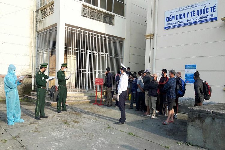 Đơn vị cũng thống nhất với lực lượng chức năng của Lào tăng cường tuần tra, kiểm soát chặt chẽ biên giới. Đồng thời, cử cán bộ xuống tận nhà có các công dân đi lao động, học tập ngoại tỉnh về để tuyên truyền, hướng dẫn tự cách ly, theo dõi sức khỏe tại nhà. 
