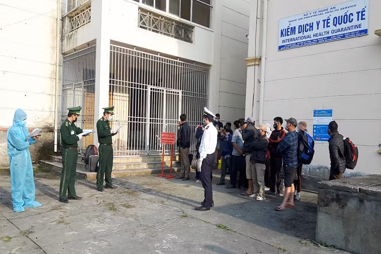 Đơn vị cũng thống nhất với lực lượng chức năng của Lào tăng cường tuần tra, kiểm soát chặt chẽ biên giới. Đồng thời, cử cán bộ xuống tận nhà có các công dân đi lao động, học tập ngoại tỉnh về để tuyên truyền, hướng dẫn tự cách ly, theo dõi sức khỏe tại nhà. 