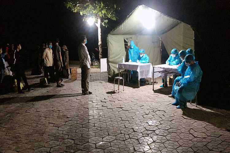 Đồn Biên phòng Tri Lễ phối hợp với chính quyền địa phương thành lập 1 chốt trên đường mòn đi qua biên giới thuộc khu vực bản Huồi Mới. Bộ đội Biên phòng cửa khẩu Nậm Cắn túc trực 24/24 giờ