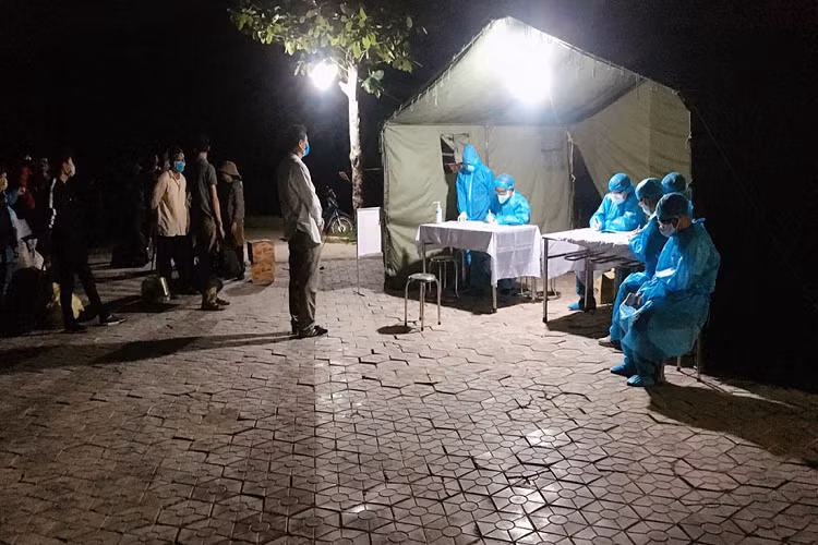 Đồn Biên phòng Tri Lễ phối hợp với chính quyền địa phương thành lập 1 chốt trên đường mòn đi qua biên giới thuộc khu vực bản Huồi Mới. Bộ đội Biên phòng cửa khẩu Nậm Cắn túc trực 24/24 giờ