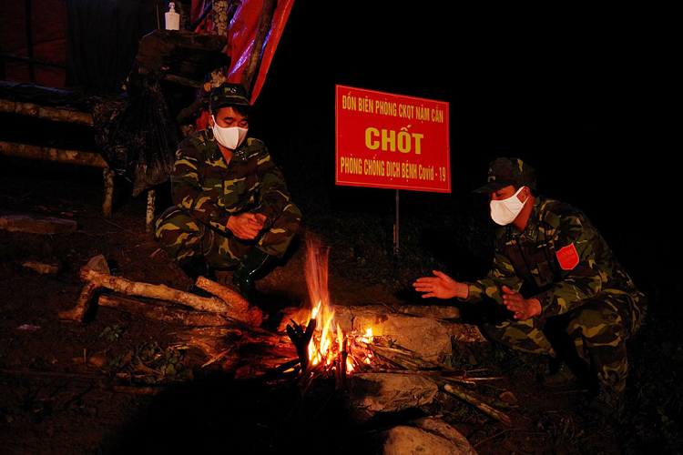 Tại cửa khẩu Nậm Cắn và các chốt kiểm soát đường mòn, chính quyền địa phương đã bố trí cán bộ y tế, công an, dân quân phối hợp với lực lượng Biên phòng tổ chức tuần tra, kiểm tra y tế và tuyên truyền phổ biến cho người dân các biện pháp phòng tránh dịch Covid-19.