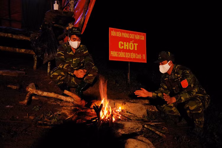 Tại cửa khẩu Nậm Cắn và các chốt kiểm soát đường mòn, chính quyền địa phương đã bố trí cán bộ y tế, công an, dân quân phối hợp với lực lượng Biên phòng tổ chức tuần tra, kiểm tra y tế và tuyên truyền phổ biến cho người dân các biện pháp phòng tránh dịch Covid-19.