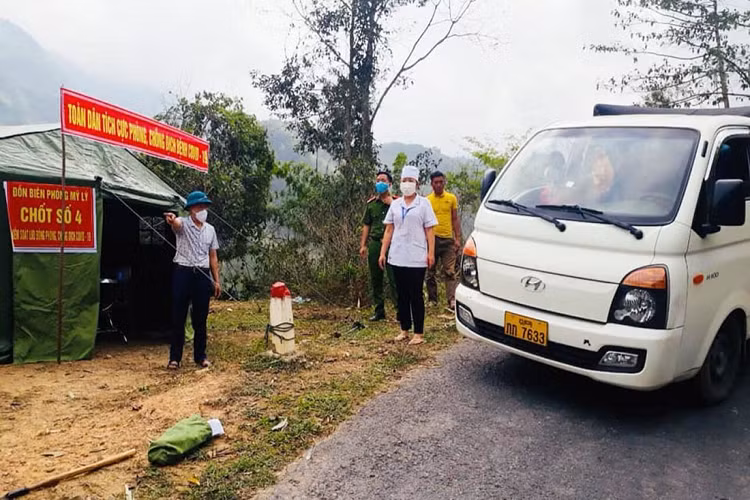 Theo thống kê, từ ngày 19 - 23/3, lực lượng chức năng tại cửa khẩu quốc tế Nậm Cắn (huyện Kỳ Sơn) đã tiếp nhận, đưa đến các điểm cách ly tập trung gần 400 công dân và 39 phương tiện từ Lào nhập cảnh vào Việt Nam. 