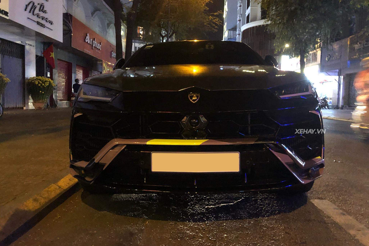 Không màu mè như những "người anh em" Urus khác, siêu phẩm với ngoại thất rằn ri xuất hiện như một "bóng ma" trên đường phố