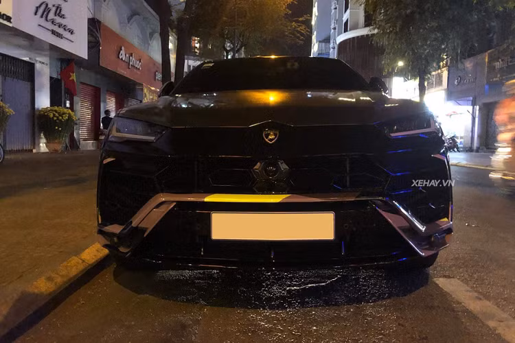 Không màu mè như những "người anh em" Urus khác, siêu phẩm với ngoại thất rằn ri xuất hiện như một "bóng ma" trên đường phố