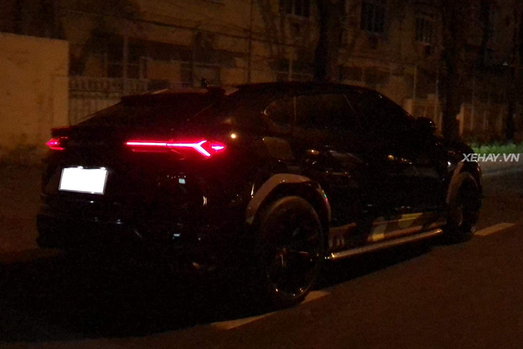 Siêu phẩm Lamborghini Urus này đã được chủ nhân thay "áo" bằng lớp dán đề-can hoạ tiết hình rằn-ri màu độc đáo. Tuy nhiên, chỉ ít lâu sau, chủ xe tiếp tục bóc bỏ lớp đề-can rằn-ri ở nhiều bộ phận như nắp ca-pô, một phần thân xe và đuôi xe để trả lại lớp sơn đen nguyên bản.