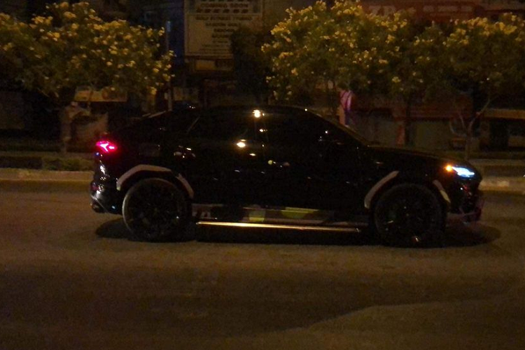 Lamborghini cung cấp 6 chế độ lái cho Urus bao gồm 3 thiết lập chuyên biệt cho địa hình xấu (Terra), đường tuyết (Neve) và đường cát (Sabbia) và 3 chế độ Strada, Sport và Corsa. Trang bị an toàn đáng chú ý trên Urus là hệ thống phanh khẩn cấp tự động, camera 360 độ, đèn pha tự động, cảm biến đỗ xe trước/sau và kiểm soát hành trình chủ động...