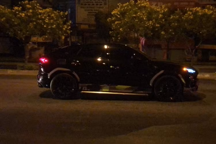 Lamborghini cung cấp 6 chế độ lái cho Urus bao gồm 3 thiết lập chuyên biệt cho địa hình xấu (Terra), đường tuyết (Neve) và đường cát (Sabbia) và 3 chế độ Strada, Sport và Corsa. Trang bị an toàn đáng chú ý trên Urus là hệ thống phanh khẩn cấp tự động, camera 360 độ, đèn pha tự động, cảm biến đỗ xe trước/sau và kiểm soát hành trình chủ động...