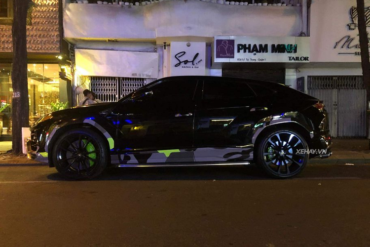 Lamborghini Urus là mẫu siêu SUV nhanh nhất thế giới, nó gây ấn tượng với động cơ xăng Biturbo V8 4.0L, cho ra công suất 641 mã lực và 850Nm mô-men xoắn cực đại, cho phép siêu SUV chỉ mất 3,6 giây để tăng tốc từ 0 - 100 km/h, trước khi đạt tốc độ tối đa 305 km/h. Giá xe Lamborghini Urus tại Việt Nam được chào bán khoảng hơn 20 tỷ đồng.