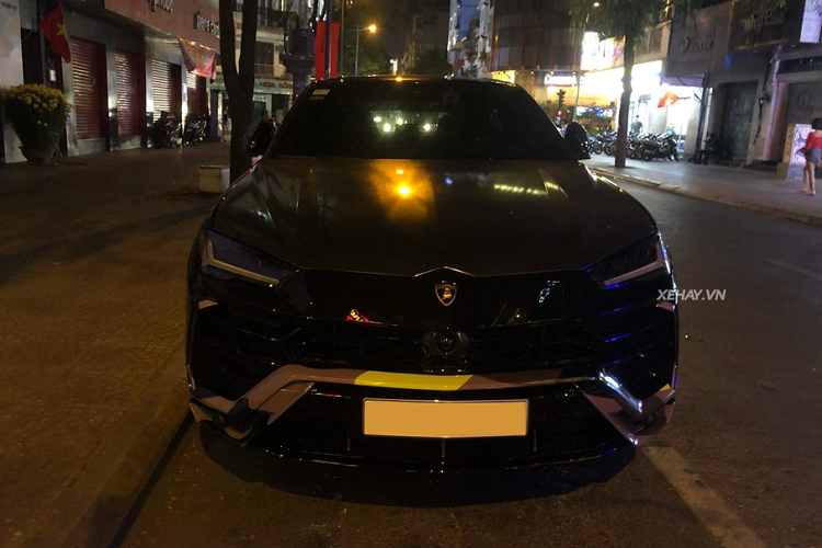 Bên cạnh đó, thay vì đeo cặp biển số trắng theo đúng quy định của nước ta, "siêu bò" này lại sở hữu cặp biển số của "người hàng xóm" Campuchia.