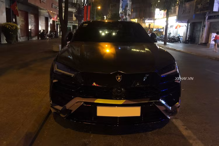 Bên cạnh đó, thay vì đeo cặp biển số trắng theo đúng quy định của nước ta, "siêu bò" này lại sở hữu cặp biển số của "người hàng xóm" Campuchia.