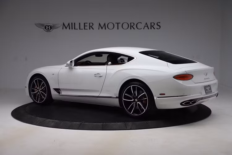 Đúng như tên gọi, Bentley Continental GT V8 được trang bị khối động cơ V8 4.0L với 8 xy-lanh, sản sinh công suất tối đa 542 mã lực và 770Nm mô-men xoắn cực đại. Từ đó, khoảng thời gian để GT V8 tăng tốc từ 0 - 96 km/h là 3,9 giây trước khi chạm vận tốc tối đa 318 km/h.