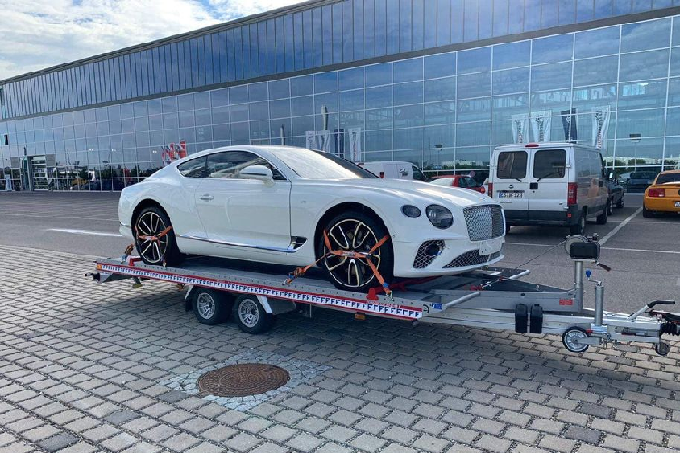 Mới đây, một đơn vị chuyên nhập khẩu các loại xe sang, siêu xe tại Việt Nam đã bất ngờ thông tin về việc chuẩn bị đưa về nước siêu phẩm Bentley Continental GT V8 2020 mới màu trắng đầu tiên. Dù chưa tiết lộ nhiều về các trang bị của xe nhưng theo hình ảnh do đơn vị này đăng tải thì có thể nhận thấy một vài trang bị khác biệt so với chiếc Continental GT V8 màu xám được nhập khẩu về nước theo diện chính hãng trước đó.